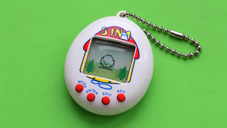 Оригинальный Tamagotchi вышел в Японии в 1996 году, а мировой бум пришелся на конец 1990-х. У вас тоже такой был?